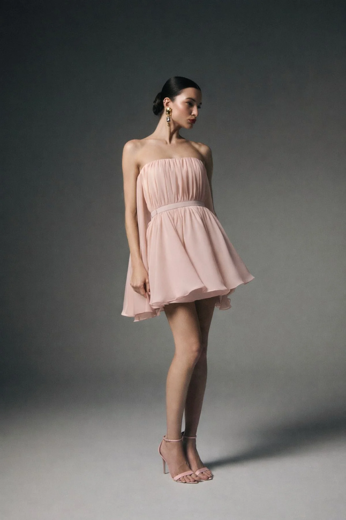 03 vestido curto com capa em musseline vitor zerbinato